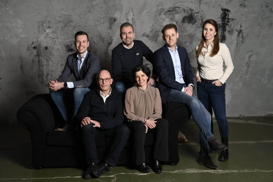 Team foto op bank verkleind