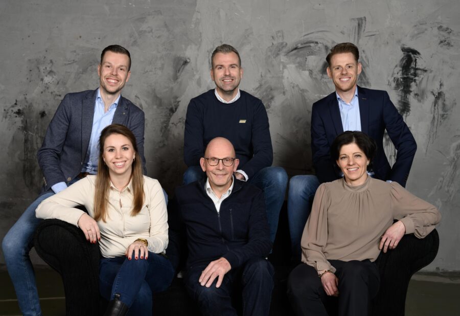 Team foto op rij verkleind